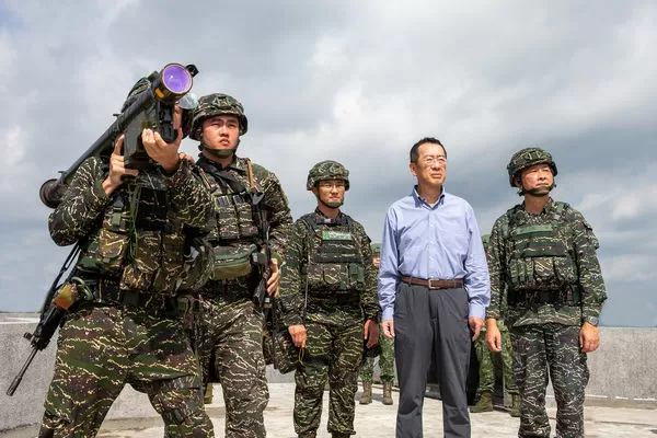 ▲漢光41號演習實兵演練第5天，顧立雄視導台北地區海軍陸戰隊防空部隊作戰演練情形；而照片中，官兵持FIM-92肩射型（人攜式）刺針防空飛彈。（圖／國防部提供）