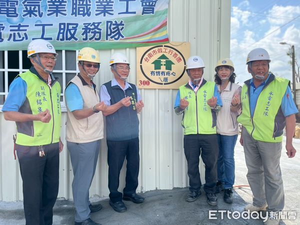 ▲台南做工行善團深入七股風災區勘災，協助蓋設帆布與災後修繕，盼助災民早日重建生活。（圖／記者林東良翻攝，下同）
