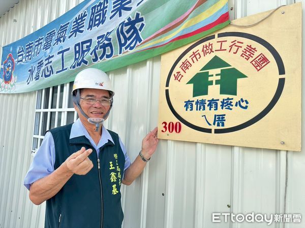 ▲台南做工行善團深入七股風災區勘災，協助蓋設帆布與災後修繕，盼助災民早日重建生活。（圖／記者林東良翻攝，下同）