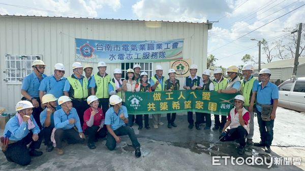 ▲台南做工行善團深入七股風災區勘災，協助蓋設帆布與災後修繕，盼助災民早日重建生活。（圖／記者林東良翻攝，下同）