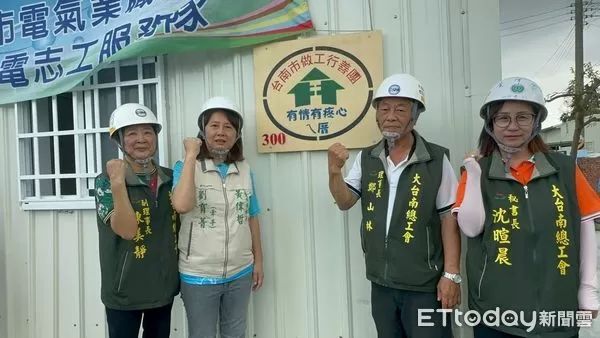 ▲台南做工行善團深入七股風災區勘災，協助蓋設帆布與災後修繕，盼助災民早日重建生活。（圖／記者林東良翻攝，下同）