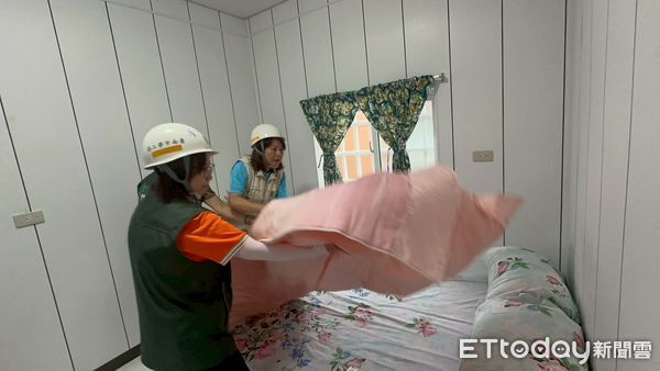 ▲台南做工行善團深入七股風災區勘災，協助蓋設帆布與災後修繕，盼助災民早日重建生活。（圖／記者林東良翻攝，下同）