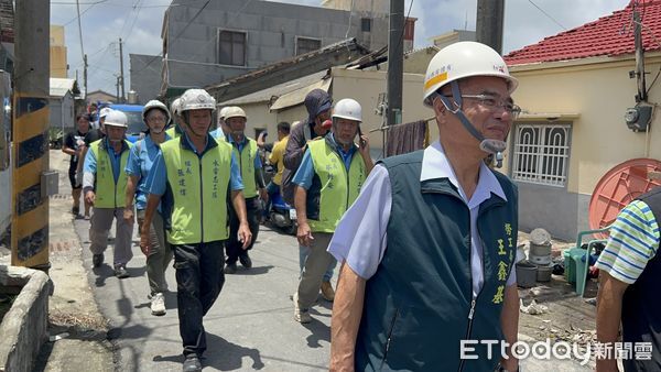 ▲台南做工行善團深入七股風災區勘災，協助蓋設帆布與災後修繕，盼助災民早日重建生活。（圖／記者林東良翻攝，下同）