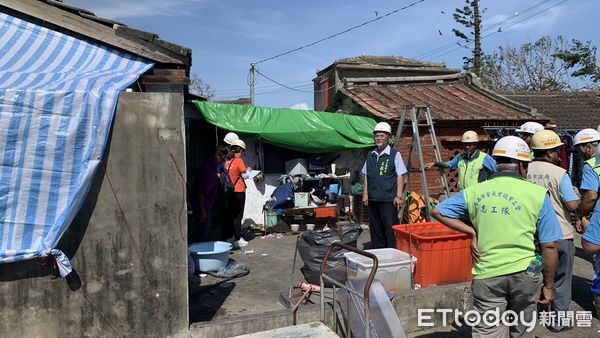 ▲台南做工行善團深入七股風災區勘災，協助蓋設帆布與災後修繕，盼助災民早日重建生活。（圖／記者林東良翻攝，下同）