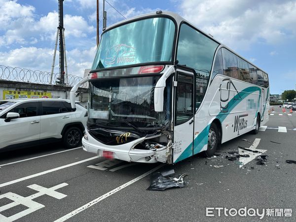 ▲女駕駛突衝逆向撞遊覽車 多名日籍遊客輕傷急返郵輪。（圖／記者郭世賢翻攝）