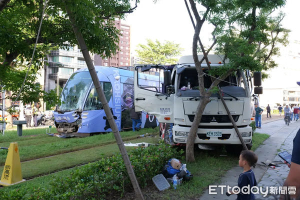 ▲高雄輕軌遭大貨車猛力撞擊，貨車駕駛、輕軌乘客送醫。（圖／翻攝自threads／patrick_zoeng授權提供）