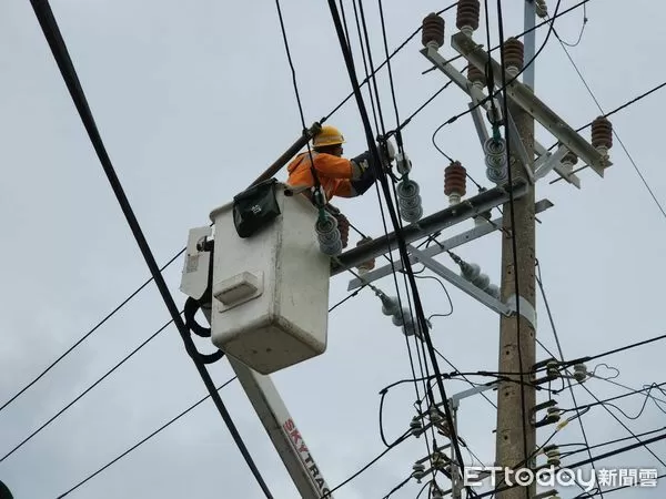 ▲台電重裝工班於學甲高幹區搶修高壓電力設備，全力協助災區盡速復電。（記者林東良翻攝，下同）