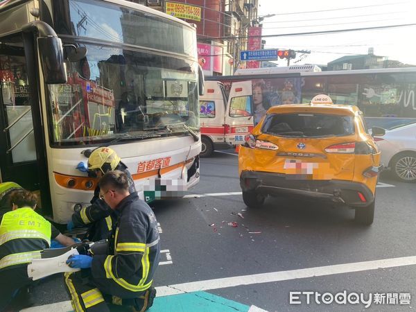 ▲新北中和發生4車車禍事故，女騎士命危送醫。（圖／記者陸運陞攝）