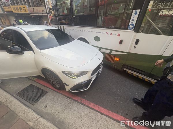 ▲新北中和發生4車車禍事故，女騎士命危送醫。（圖／記者陸運陞攝）