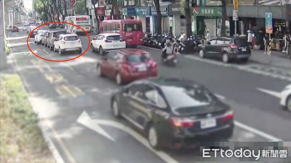 ▲▼板橋4車連環追撞，造成2人受傷送醫             。（圖／記者陳以昇翻攝）