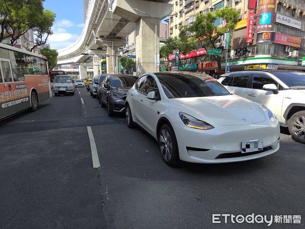 ▲▼板橋4車連環追撞，造成2人受傷送醫             。（圖／記者陳以昇翻攝）