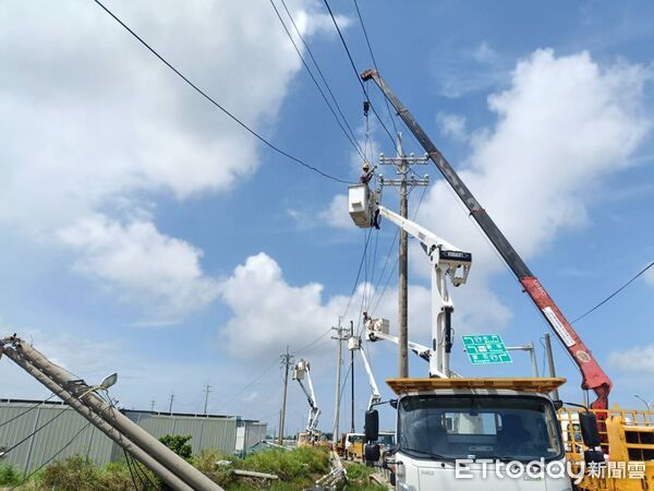 ▲台電搶修人員進入將軍區青鯤鯓災區，全力進行最後階段復電作業。（記者林東良翻攝，下同）