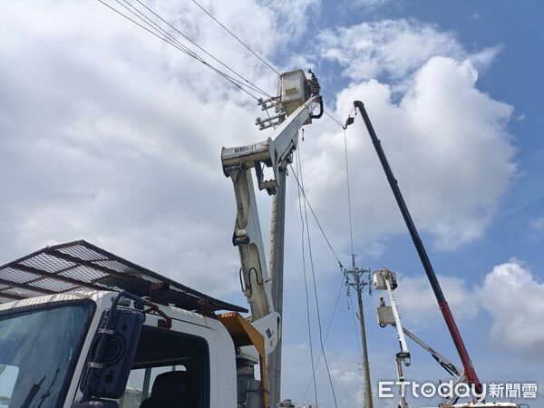 ▲台電搶修人員進入將軍區青鯤鯓災區，全力進行最後階段復電作業。（記者林東良翻攝，下同）