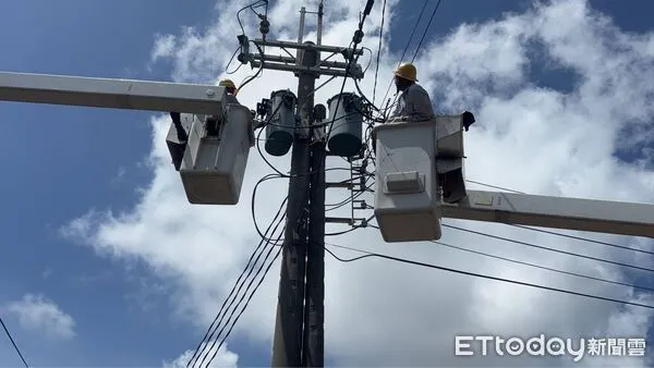 ▲台電搶修人員進入將軍區青鯤鯓災區，全力進行最後階段復電作業。（記者林東良翻攝，下同）