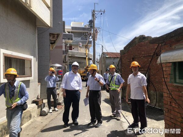 ▲台電搶修人員進入將軍區青鯤鯓災區，全力進行最後階段復電作業。（記者林東良翻攝，下同）