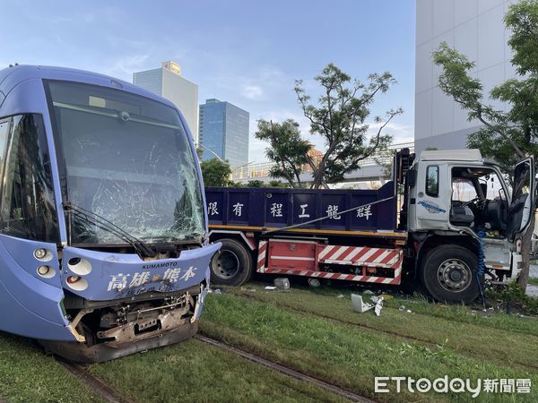 ▲高雄熊、熊本熊限定彩繪列車遭撞。（圖／記者許宥孺翻攝）