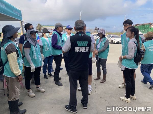 ▲民眾黨台南市黨部號召義工進入七股區重災區西寮里清理家園，協助高齡居民復原生活。（記者林東良翻攝，下同）