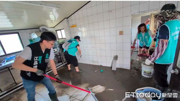 ▲民眾黨台南市黨部號召義工進入七股區重災區西寮里清理家園，協助高齡居民復原生活。（記者林東良翻攝，下同）