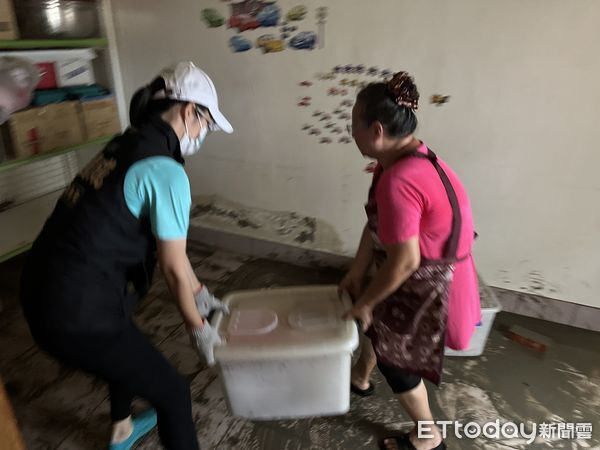 ▲民眾黨台南市黨部號召義工進入七股區重災區西寮里清理家園，協助高齡居民復原生活。（記者林東良翻攝，下同）