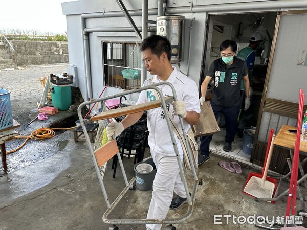 ▲民眾黨台南市黨部號召義工進入七股區重災區西寮里清理家園，協助高齡居民復原生活。（記者林東良翻攝，下同）
