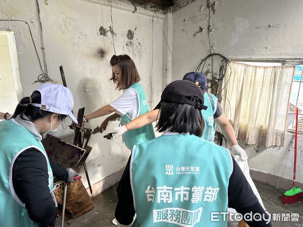 ▲民眾黨台南市黨部號召義工進入七股區重災區西寮里清理家園，協助高齡居民復原生活。（記者林東良翻攝，下同）