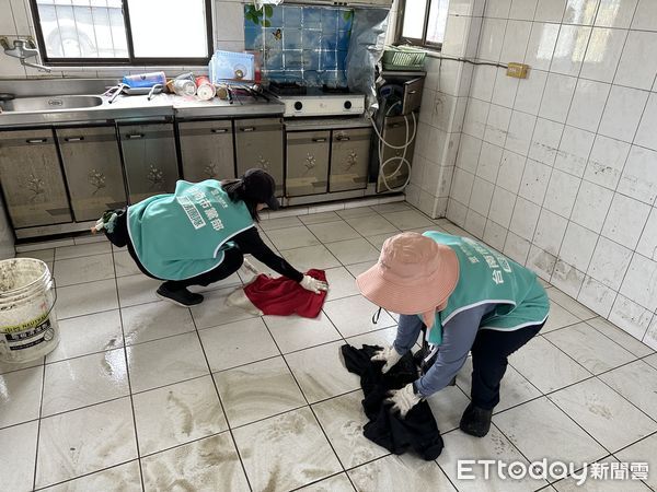 ▲民眾黨台南市黨部號召義工進入七股區重災區西寮里清理家園，協助高齡居民復原生活。（記者林東良翻攝，下同）