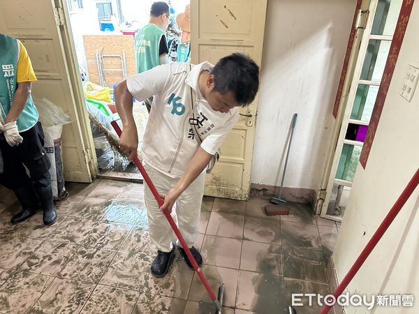 ▲民眾黨台南市黨部號召義工進入七股區重災區西寮里清理家園，協助高齡居民復原生活。（記者林東良翻攝，下同）