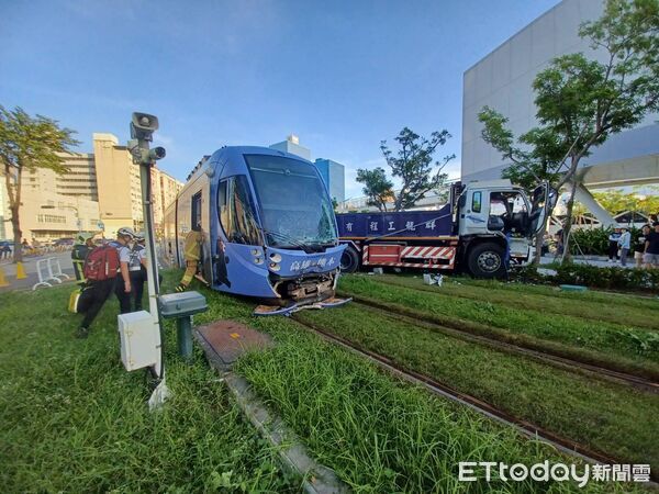 ▲▼高雄輕軌彩繪列車車頭撞毀。（圖／記者許宥孺翻攝）