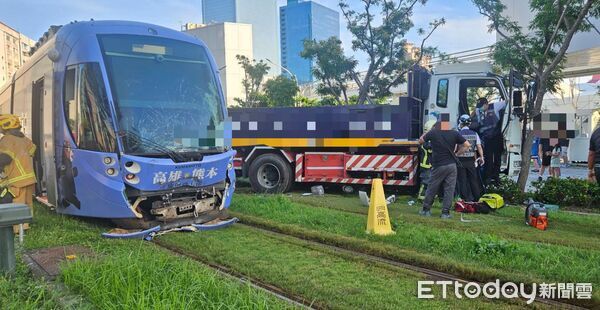 ▲▼高雄輕軌彩繪列車車頭撞毀。（圖／記者許宥孺翻攝）
