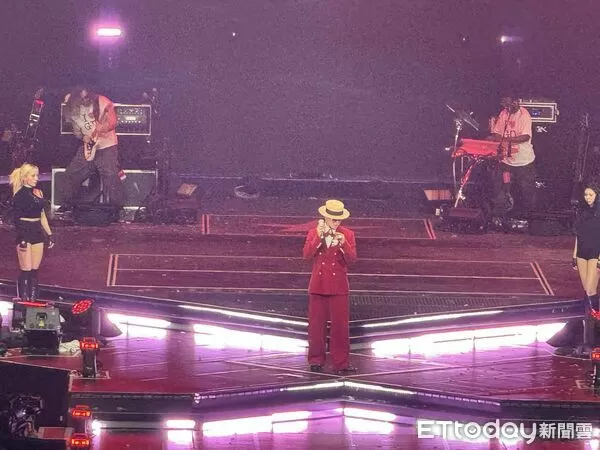 ▲▼ GD小巨蛋「搭雲梯車上2樓」有巧思！　Day3換新造型寵台粉⋯萬人瘋掉。（圖／讀者提供）