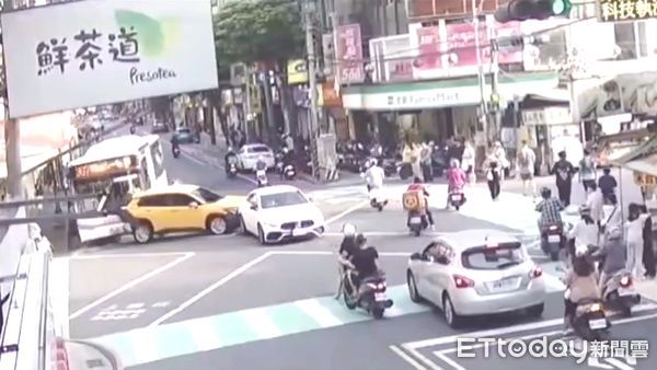 快訊／307公車司機暈眩恍神追撞3車　女子捲入車底送醫不治