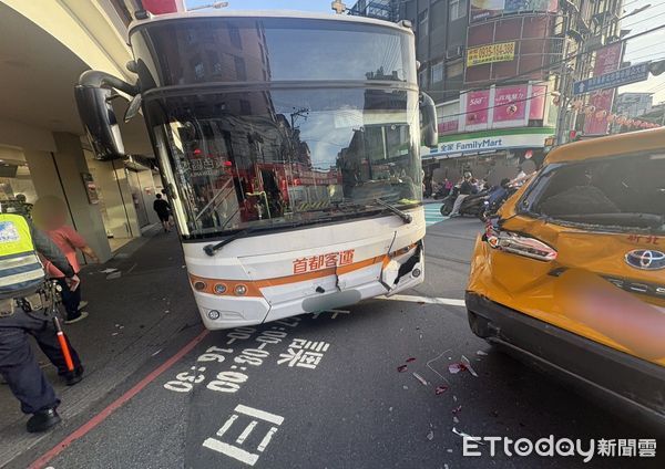 ▲公車司機郭男突然感到暈眩，追撞前方3車。（圖／記者陸運陞翻攝）