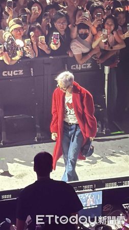 ▲▼GD「眼神突看包廂方向」：太陽、大聲都在身邊！　萬人狂喊BIGBANG。（圖／讀者提供）