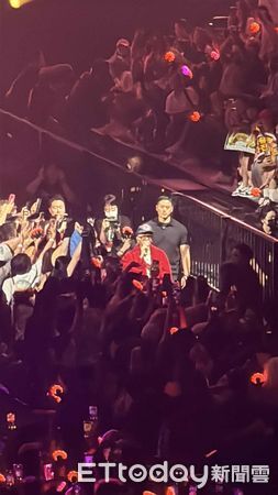 ▲▼GD「眼神突看包廂方向」：太陽、大聲都在身邊！　萬人狂喊BIGBANG。（圖／讀者提供）