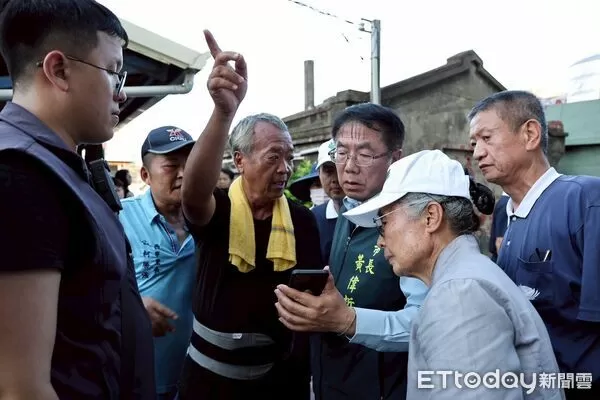 ▲黃偉哲市長偕同慈濟志工深入七股西寮勘災，盤點環境與生活需求。（記者林東良翻攝，下同）