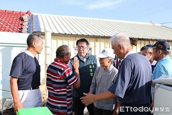 ▲黃偉哲市長偕同慈濟志工深入七股西寮勘災，盤點環境與生活需求。（記者林東良翻攝，下同）
