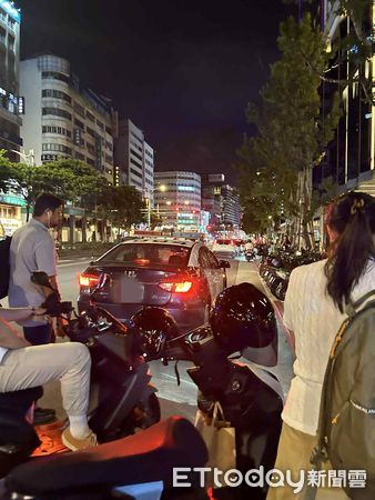 ▲▼ 千人圍觀金豬餐廳，警車到場關切。（圖／記者吳睿慈攝）