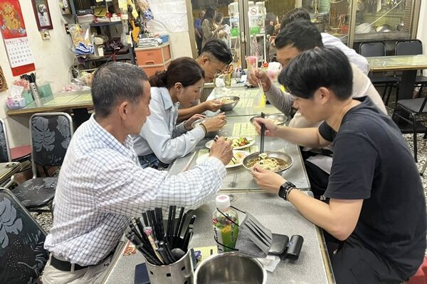 ▲▼台電人員晚間9點到麵館吃晚餐，神秘顧客掏2千元結帳。（圖／翻攝臉書／學甲之美）