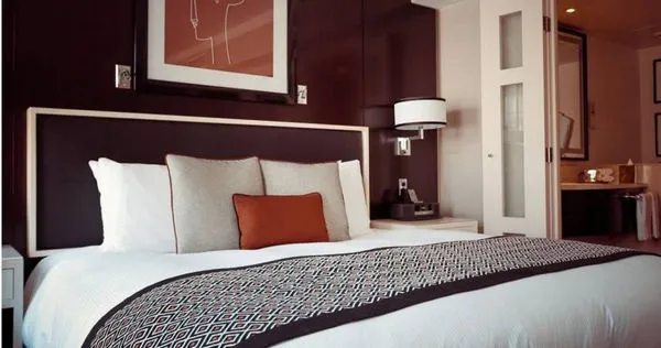 住飯店想叫朋友來房間小聚？　當心觸犯規定被加收一人房費