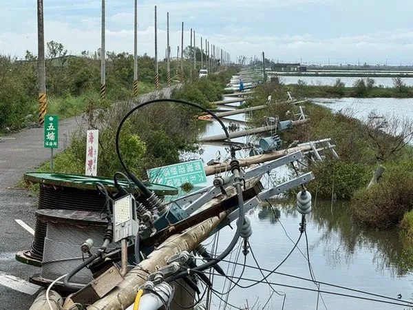 ▲▼嘉南地區2400支電桿倒斷，台電傾力拚復電。（圖／經濟部）