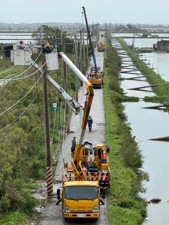 ▲▼嘉南地區2400支電桿倒斷，台電傾力拚復電。（圖／經濟部）