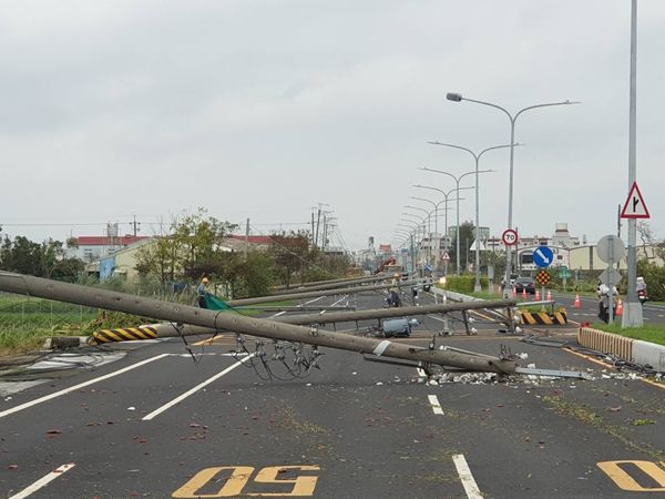 ▲▼嘉南地區2400支電桿倒斷，台電傾力拚復電。（圖／經濟部）