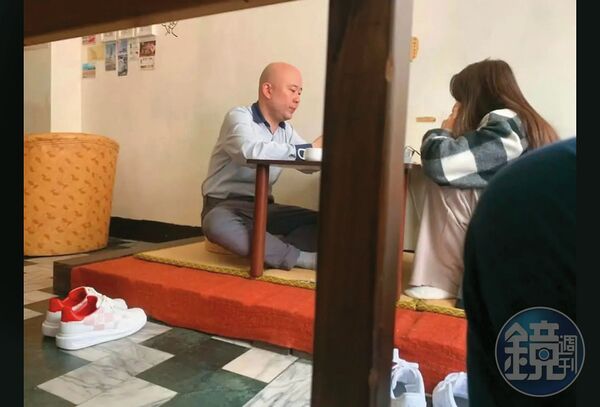 突離隊有隱情／獨家！傳富商支持20萬　Dora陷小三醜聞遭不續約