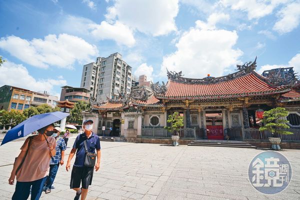 龍山寺所屬的「北萬華」被軌道包圍，交通便利性、商圈成熟度都大幅提升。