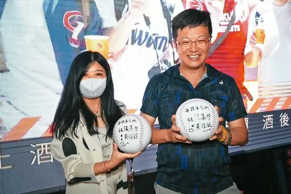 南投市長張嘉哲（右）結婚不到3年，如今爆出妻子黃佳鈴（左）婚內出軌醜聞。（翻攝張嘉哲臉書）