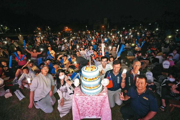 去年南投市公所直播世界棒球12強冠軍賽，黃佳鈴還準備了生日蛋糕幫丈夫張嘉哲慶生。（翻攝張嘉哲臉書）
