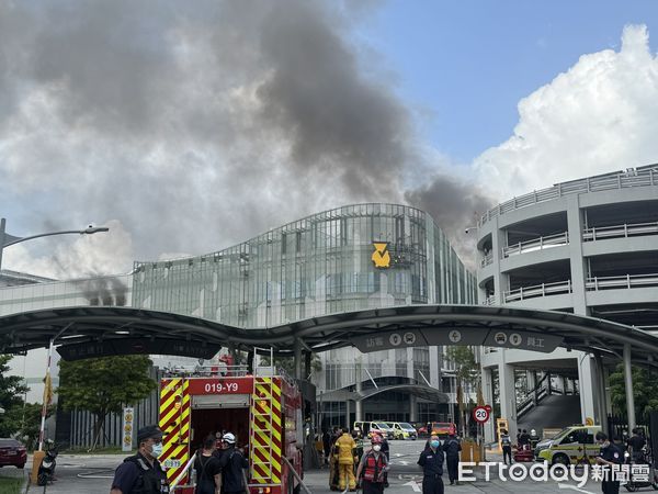 ▲▼高雄電池工廠大火。（圖／記者吳世龍攝）