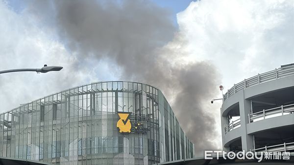 ▲▼高雄電池工廠大火。（圖／記者吳世龍攝）