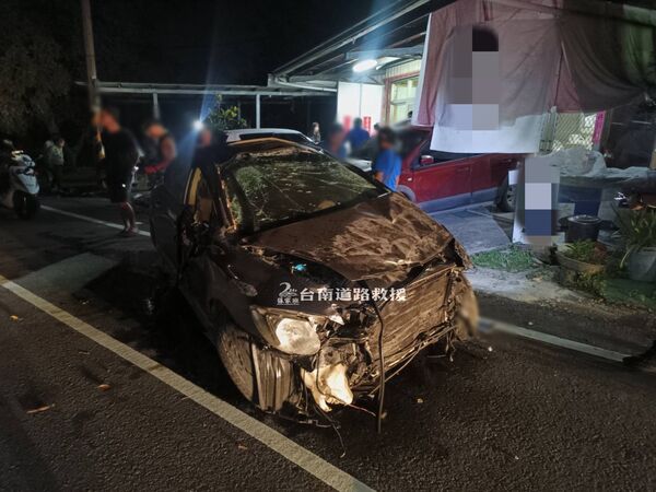 ▲台南深夜離奇車禍，25歲男倒路邊送醫宣告不治。（圖／翻攝台南道路救援張家班，下同）