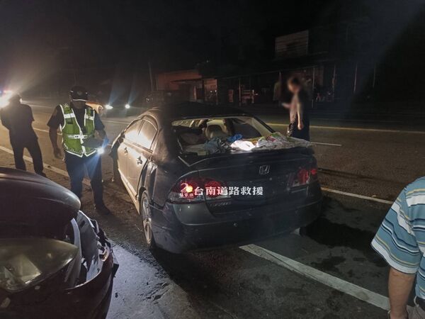 ▲台南深夜離奇車禍，25歲男倒路邊送醫宣告不治。（圖／翻攝台南道路救援張家班，下同）